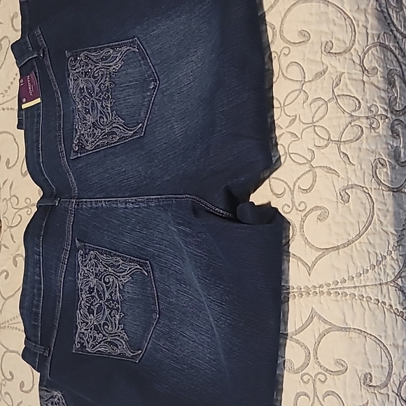 Cute Gloria Vanderbilt "Jordyn" Capri Mid-Rise - Picture 2 of 5